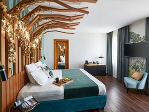 高級寝具、羽毛の掛け布団、ミニバー、ノートパソコン用作業スペース