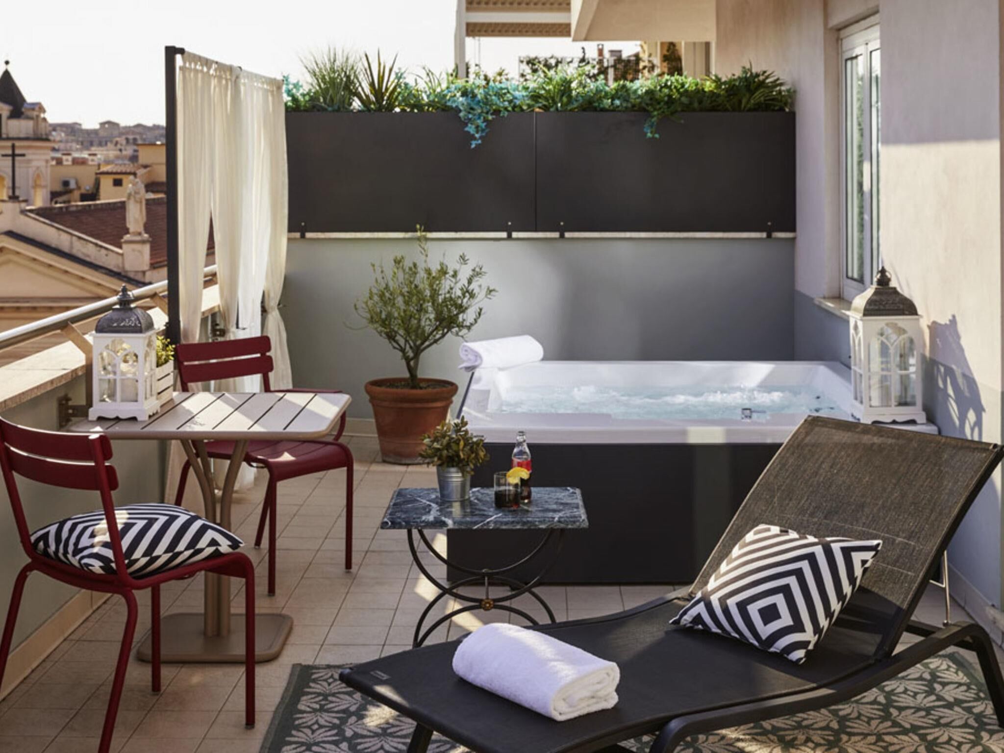 Deluxe-rum - 1 dubbelsäng (Jacuzzi on private terrace) | Sängtillbehör av högsta kvalitet, duntäcken och minibar