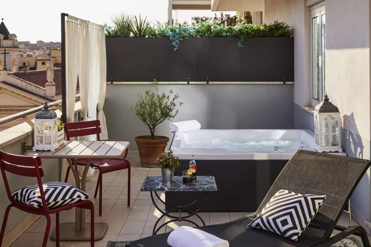 Deluxe-rum - 1 dubbelsäng (Jacuzzi on private terrace) | Sängtillbehör av högsta kvalitet, duntäcken och minibar