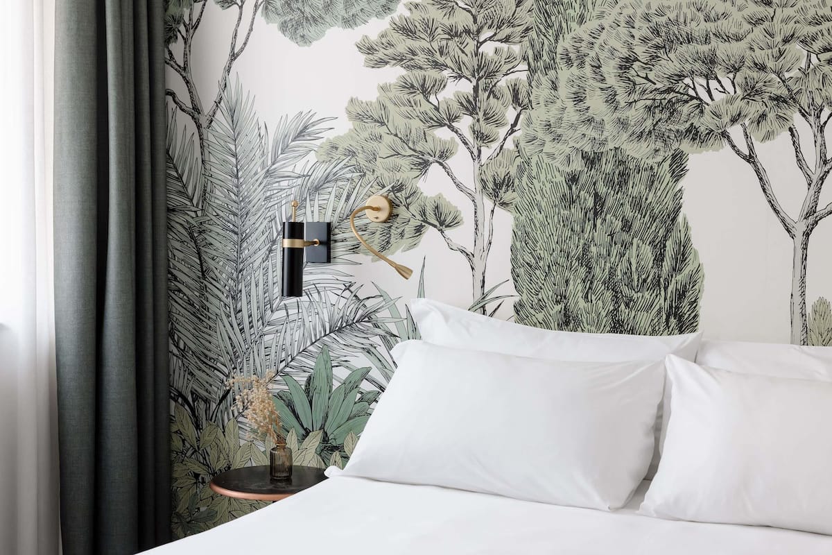 高级双人房 | 高档床上用品、羽绒被、迷你吧、笔记本电脑工作区