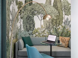 Dobbeltrom – deluxe, balkong | Sengetøy av topp kvalitet, dundyner, minibar og skrivebord for bærbar PC