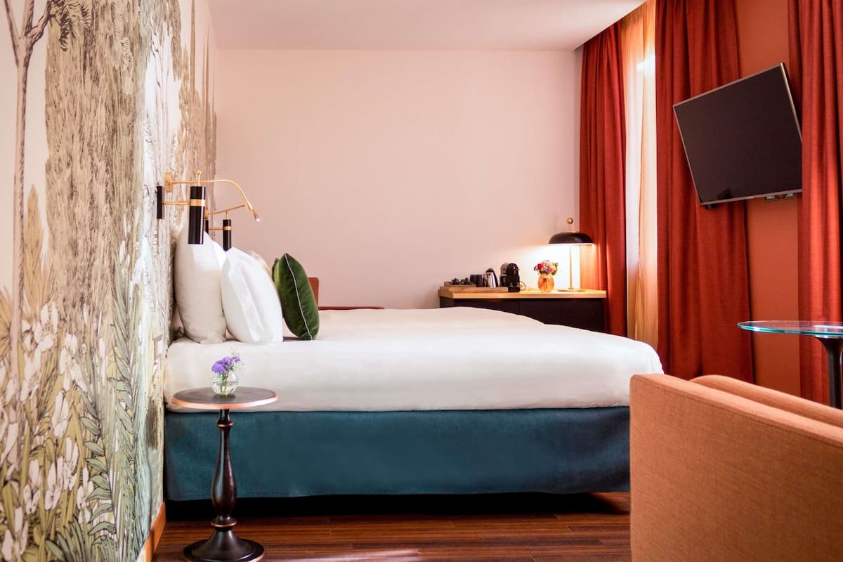 高级双人房 | 高档床上用品、羽绒被、迷你吧、笔记本电脑工作区