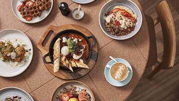 Petit déjeuner complet (28 AUD par personne)