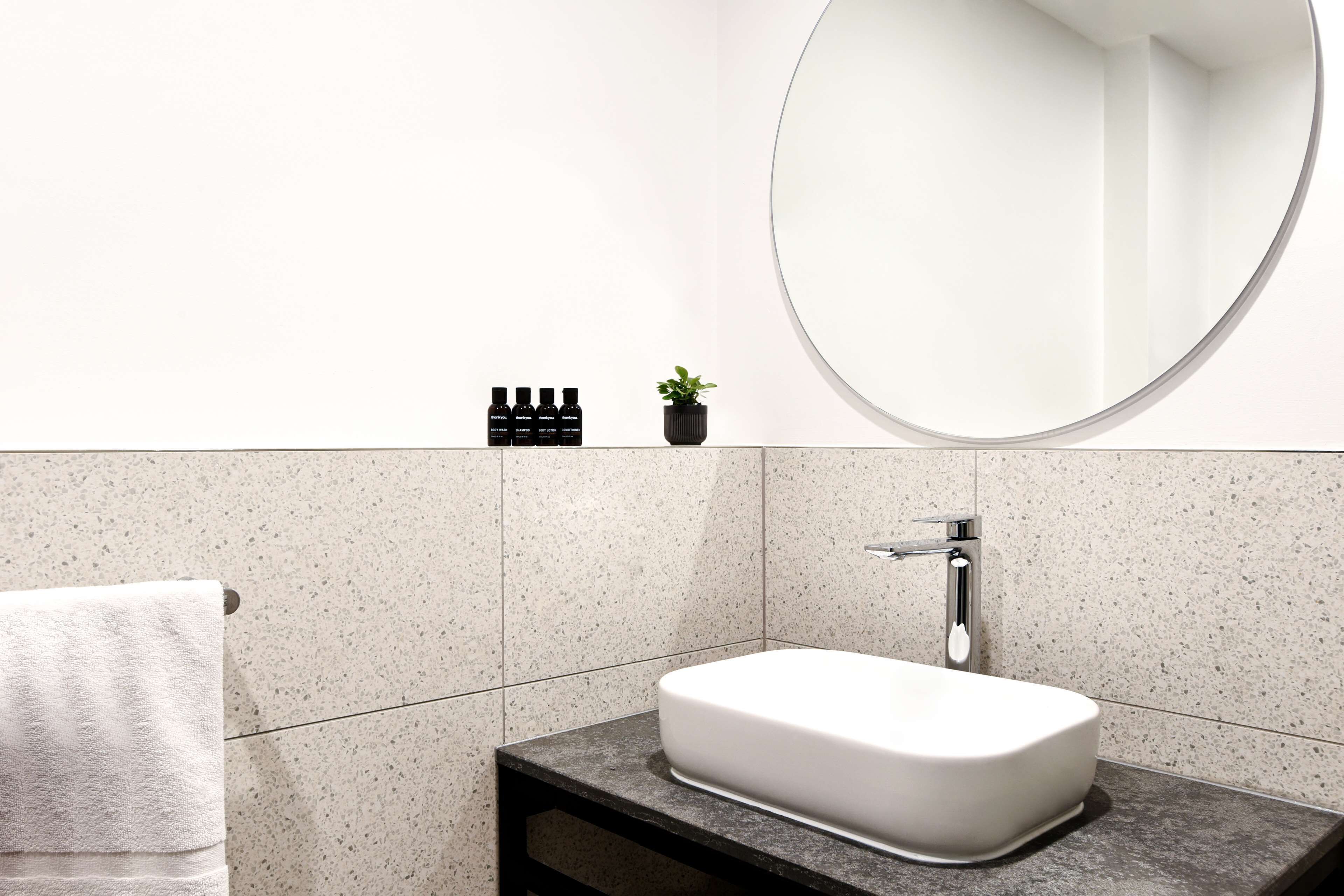 combined shower/bathtub, hair dryer, towels