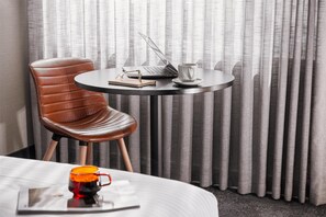 Phòng, 1 giường cỡ king (HM) | Minibar, két bảo mật tại phòng, bàn, màn/rèm cản sáng 