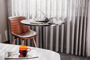 Phòng, 1 giường cỡ king (HM) | Minibar, két bảo mật tại phòng, bàn, màn/rèm cản sáng