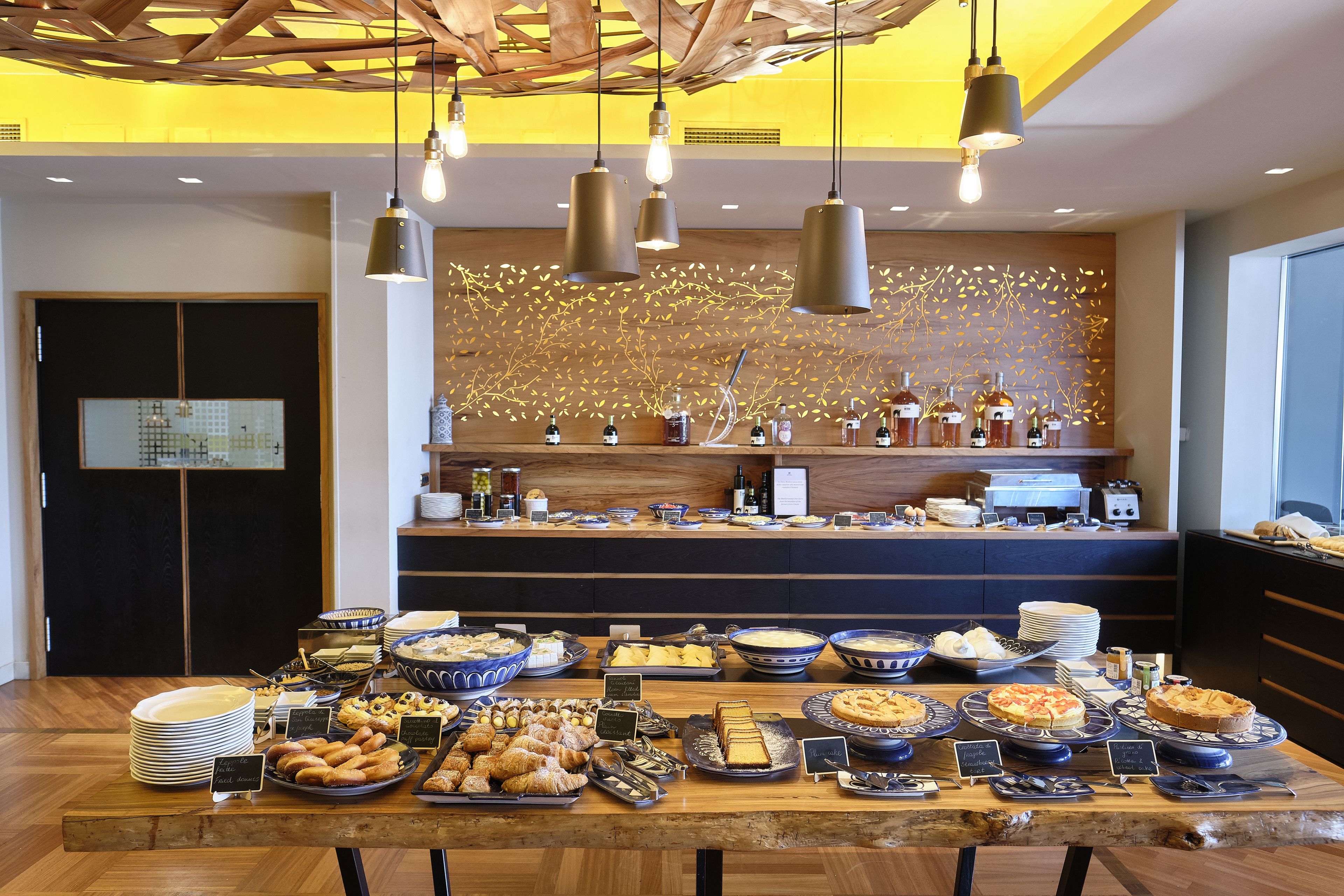 Una barra de buffet con diversos alimentos y bebidas.