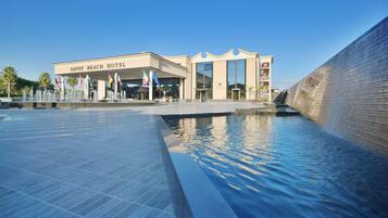 L'hôtel Savoy Beach propose une piscine et un espace aquatique.