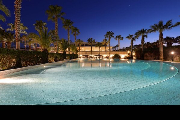 Seasonal outdoor pool, pool loungers