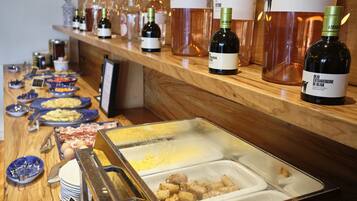 Ein Buffet mit verschiedenen Speisen und Weinflaschen.