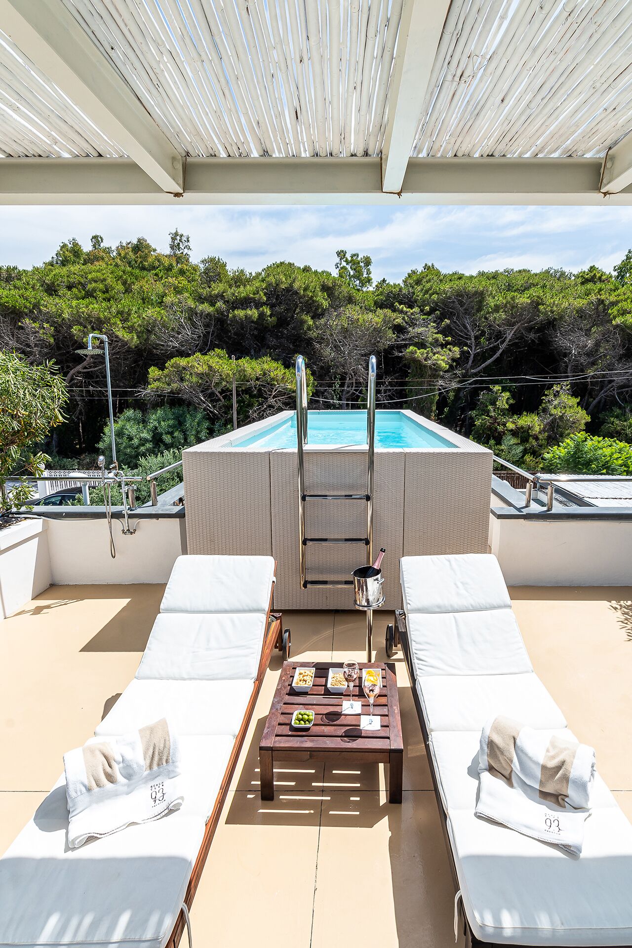 Außenpool (je nach Saison geöffnet), Liegestühle