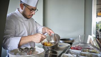 Un chef preparando comida en una cocina profesional.