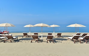 Plage privée à proximité, chaises longues, parasols