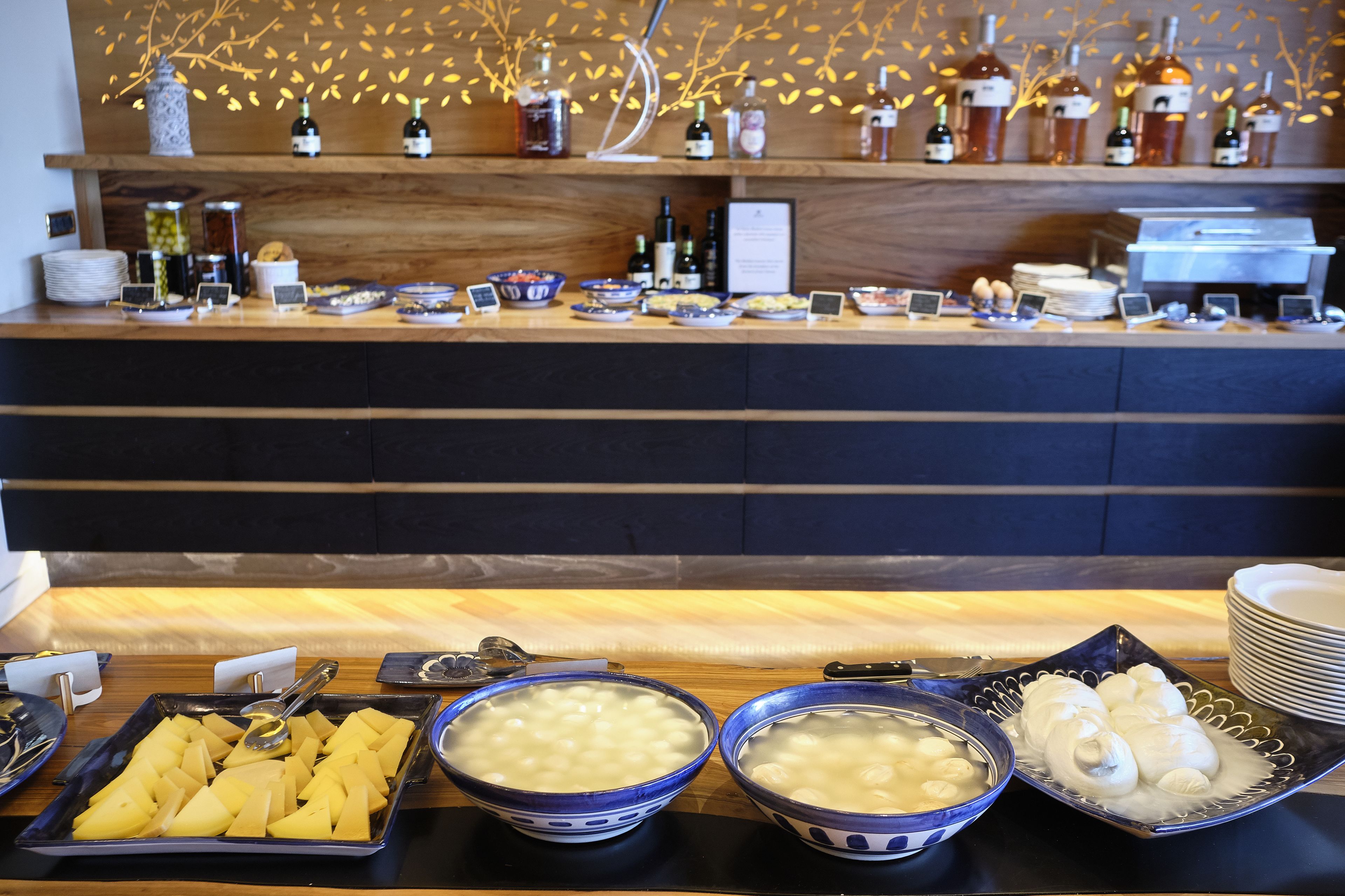 Una mesa de buffet con diversos alimentos y bebidas.