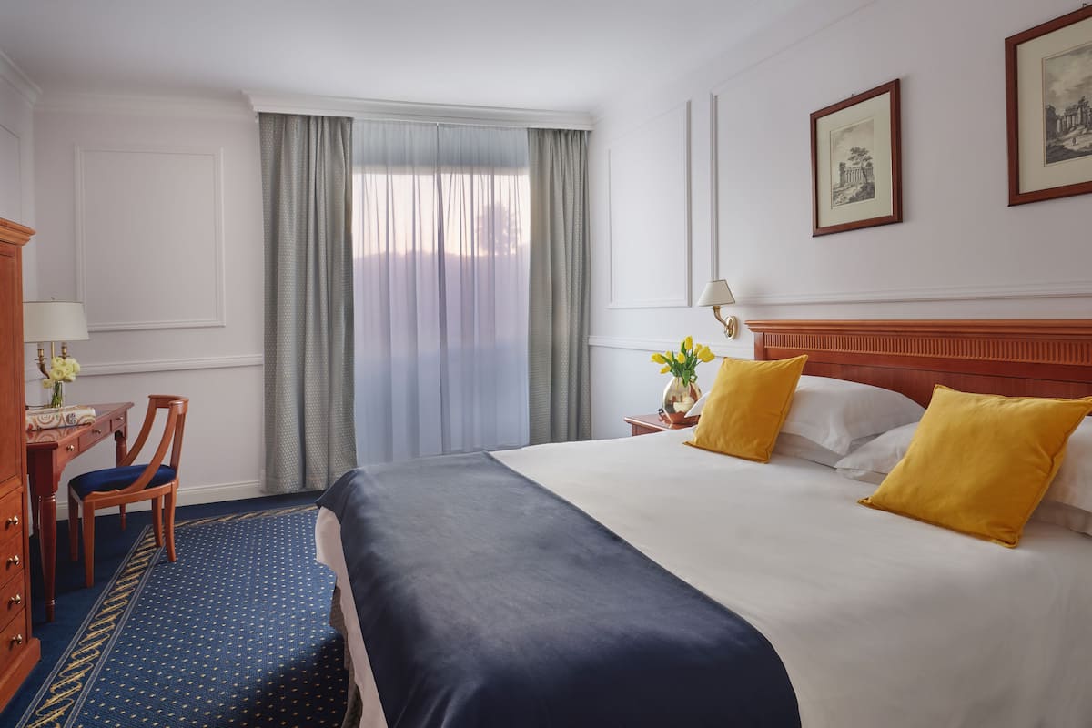 Luxe beddengoed, een minibar, een kluis op de kamer, een bureau
