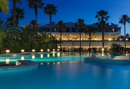 Una piscina al aire libre de temporada, sillones reclinables de piscina