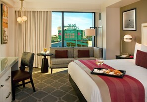 خزنة داخل الغرفة وبديكورات فريدة لكل غرفة وطراز فريد لكل وحدة ومكتب