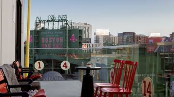 스위트 (Fenway Park Suite) | 발코니