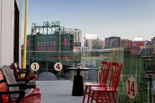 Lakosztály (Fenway Park Suite) | Erkély
