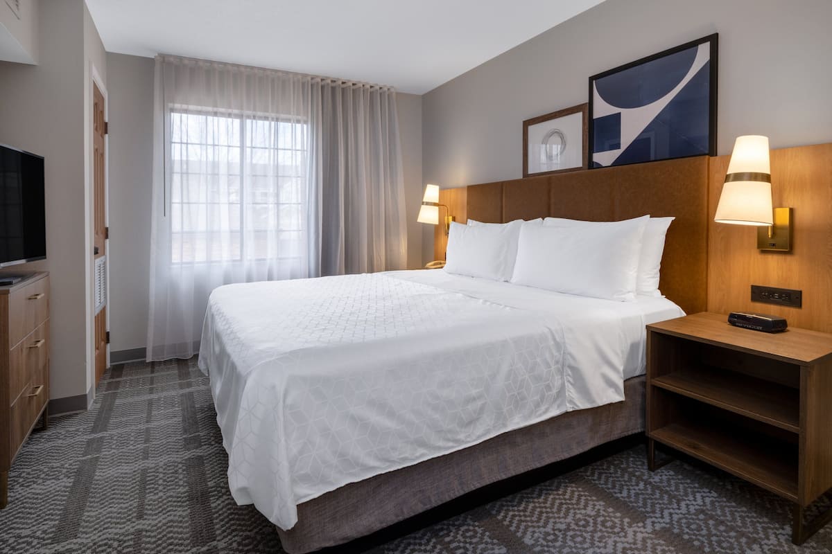 1 bedroom, pillow-top beds, desk, laptop workspace