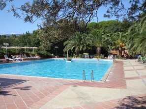 Utendørsbasseng, bassengparasoller og solsenger