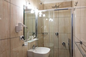 Standard Triple Room | Bathroom | Free toiletries, hair dryer, bidet, towels - Rex Lifestyle Hotel (Naples)