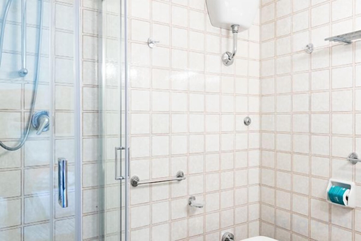 Bathroom | Free toiletries, hair dryer, bidet, towels
