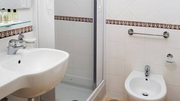 Ein Badezimmer mit Waschbecken, Bidet und Dusche.