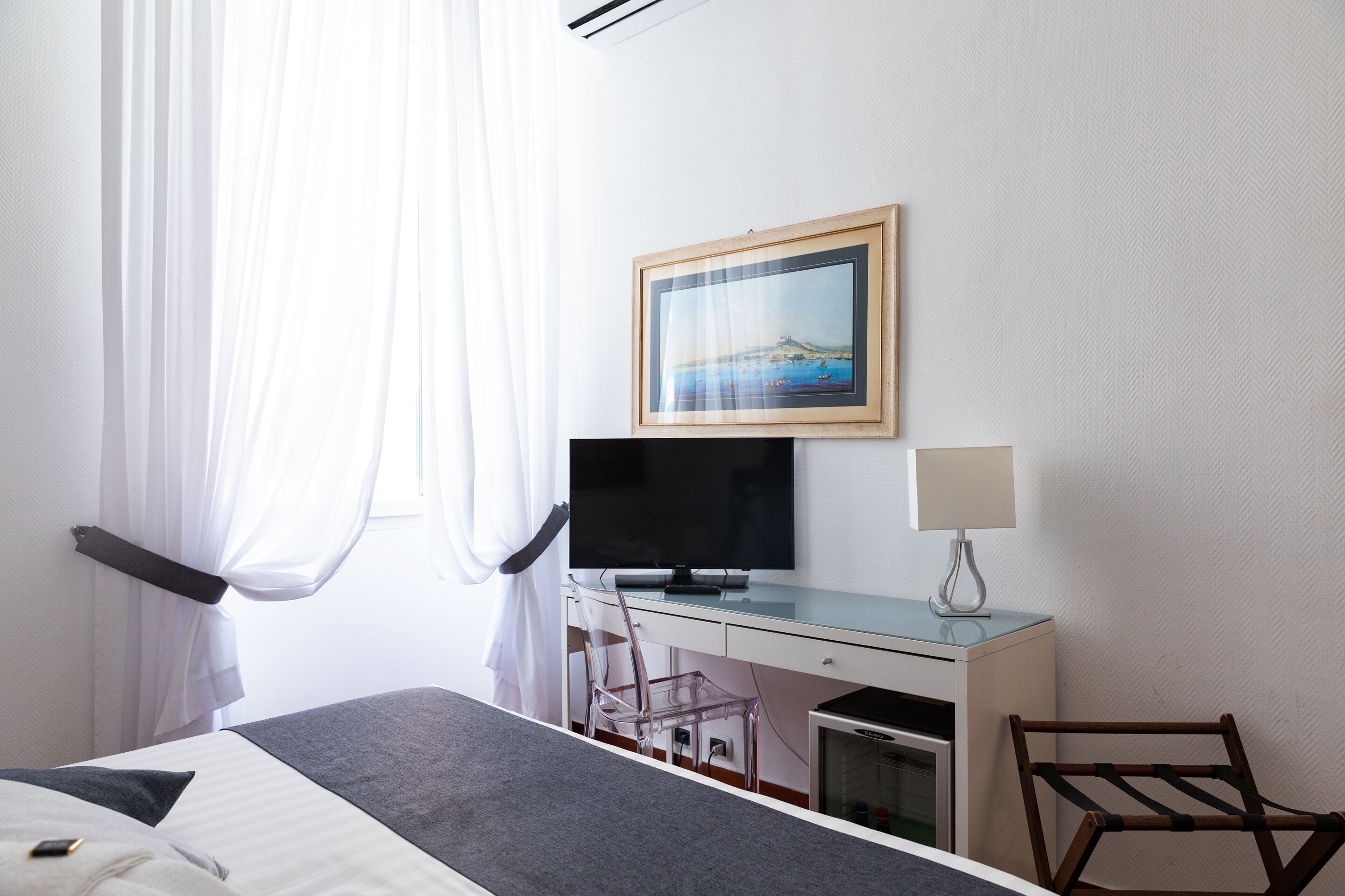 superior double room, partial sea view | down duvets, minibar, in-room safe, desk