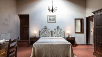 Economy-Vierbettzimmer, 1 Schlafzimmer | Zimmersafe, Schreibtisch, BĂŒgeleisen/BĂŒgelbrett, kostenloses WLAN