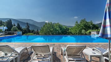 Außenpool (je nach Saison geöffnet), Infinity-Pool, Sonnenschirme
