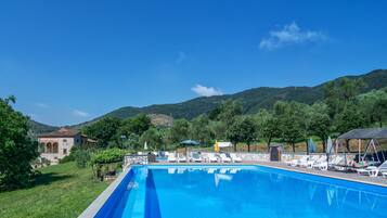 Piscina stagionale all'aperto, una piscina a sfioro