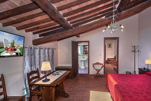 Habitació triple econòmica, 1 dormitori | 1 dormitori, caixa forta a l'habitació i escriptori 
