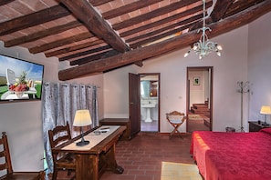 Habitació triple econòmica, 1 dormitori | 1 dormitori, caixa forta a l'habitació i escriptori