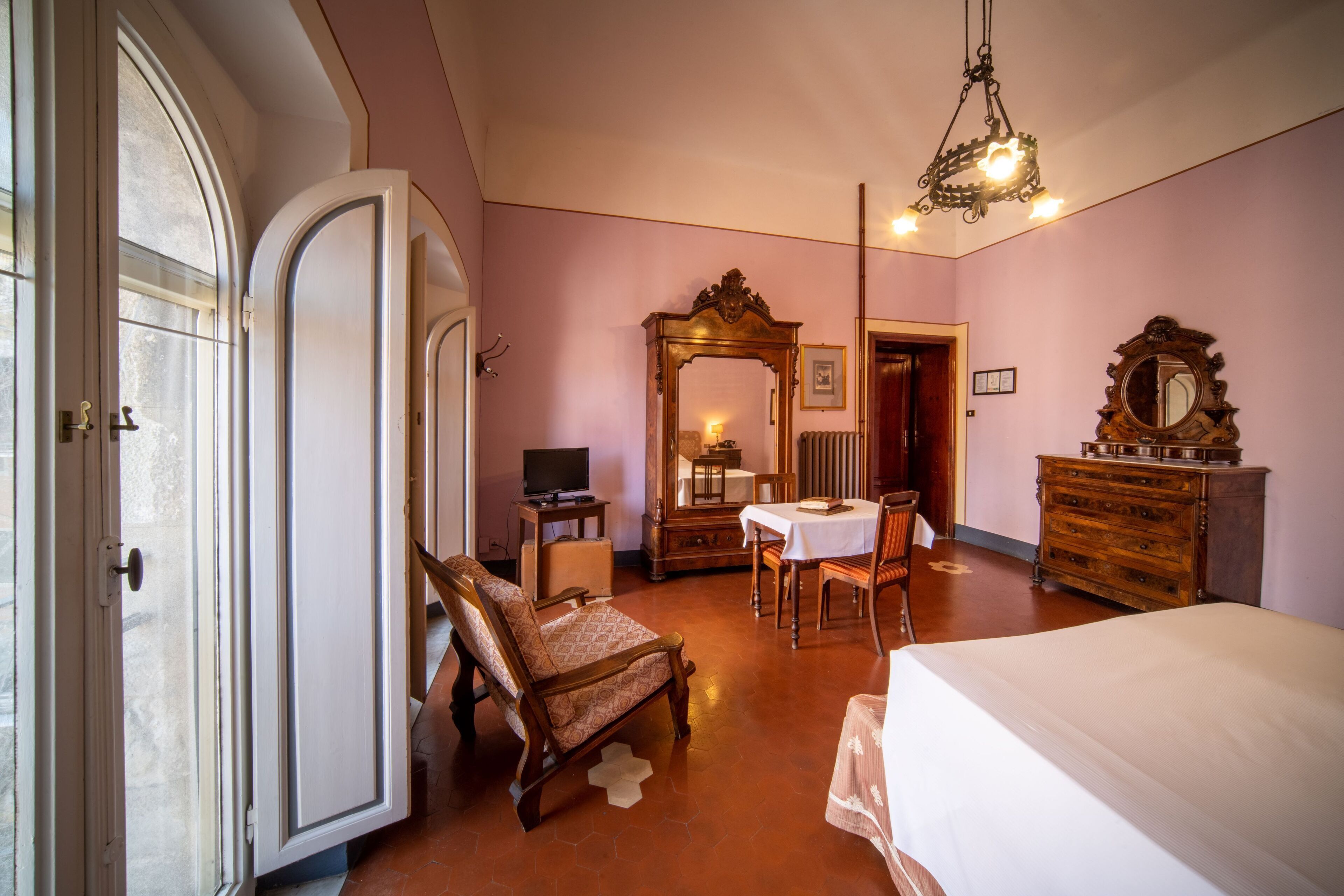 Camera Classic con letto matrimoniale o 2 letti singoli | Una scrivania, postazione laptop, Wi-Fi gratuito, lenzuola