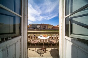 Classic-Doppel- oder -Zweibettzimmer, Flussblick | Terrasse/Patio