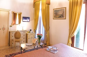 Minibar, in-room safe, free WiFi, bed sheets - Apostoli Palace (Venice)