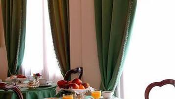 Petit déjeuner buffet (8 EUR par personne)