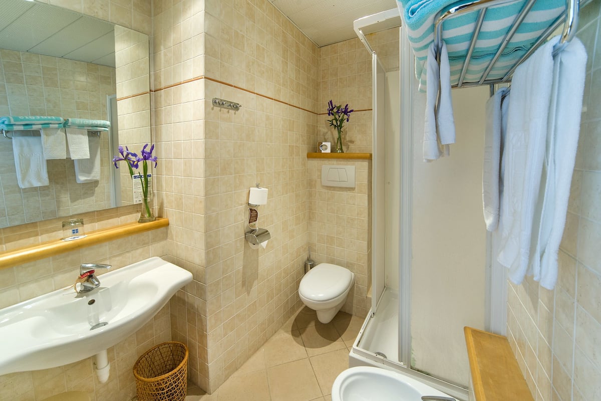 shower, rainfall showerhead, free toiletries, hair dryer