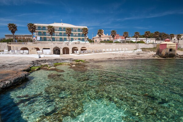 Navette pour la plage, chaises longues, parasols, plongée sous-marine