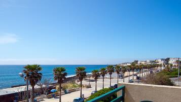 Navetta per la spiaggia, lettini da mare, ombrelloni