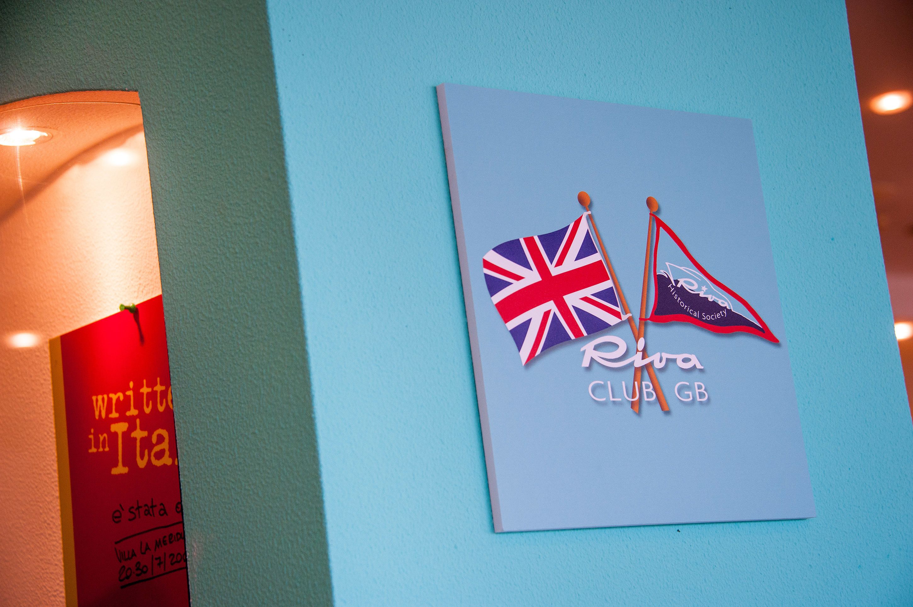 Una pared con un letrero que muestra las banderas del Reino Unido y Gibraltar, y el texto "Riviera CLUB GB".