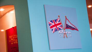 Una pared con un letrero que muestra las banderas del Reino Unido y Gibraltar, y el texto "Riviera CLUB GB".