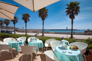Breakfast, lunch, dinner served; Italian cuisine, sea views 