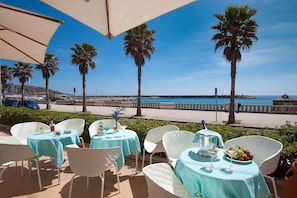 Breakfast, lunch, dinner served; Italian cuisine, sea views