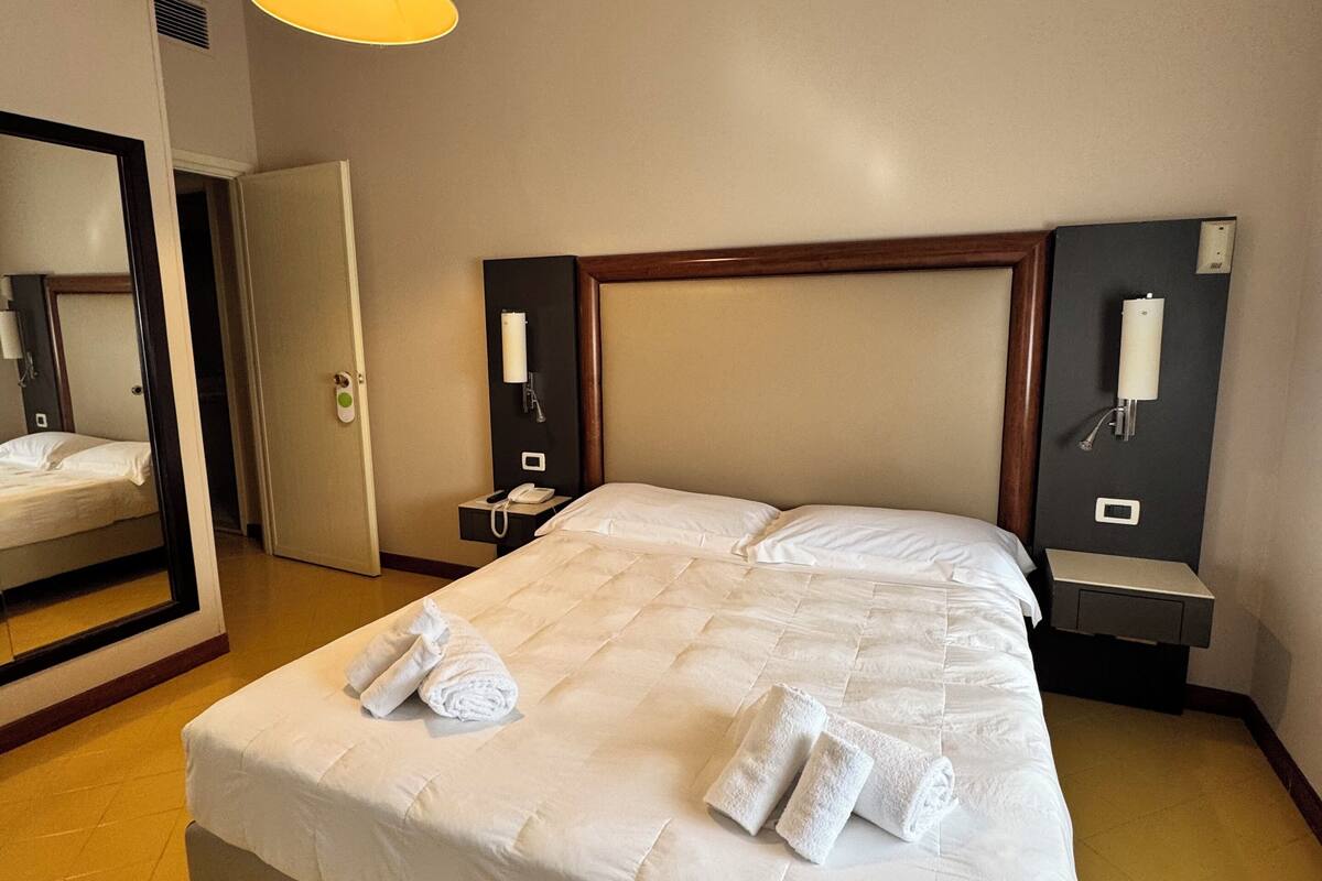 Ropa de cama de alta calidad, edredones de plumas, minibar y caja fuerte