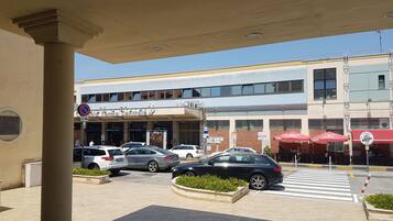 Un edificio con un letrero que dice "Terme Centrale" y un estacionamiento con coches.
