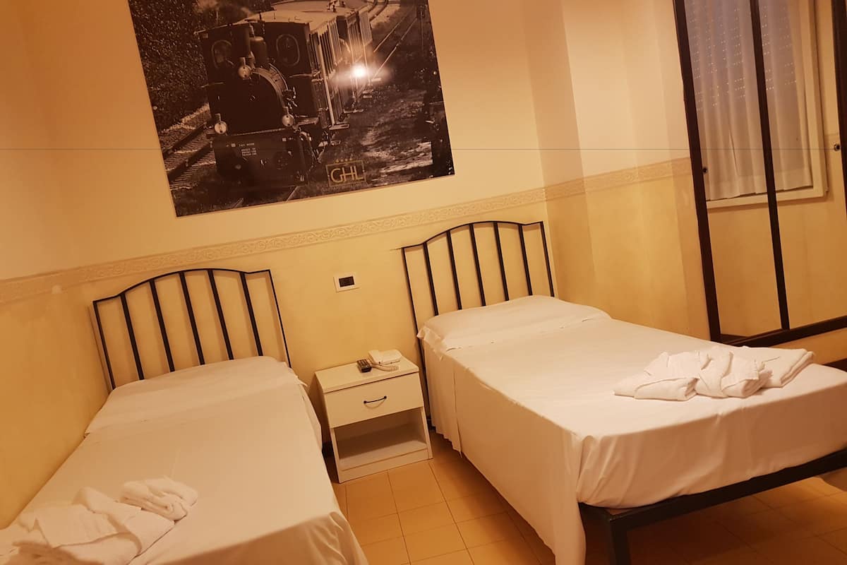 Hochwertige Bettwaren, Minibar, Zimmersafe, Schreibtisch