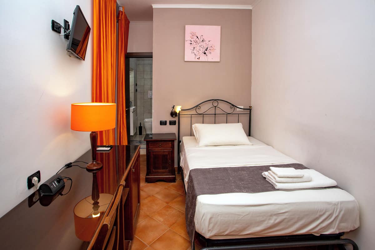 Single Room | Minibar, in-room safe, desk, soundproofing