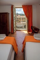 Camera con letto matrimoniale o 2 letti singoli | Vista dalla camera